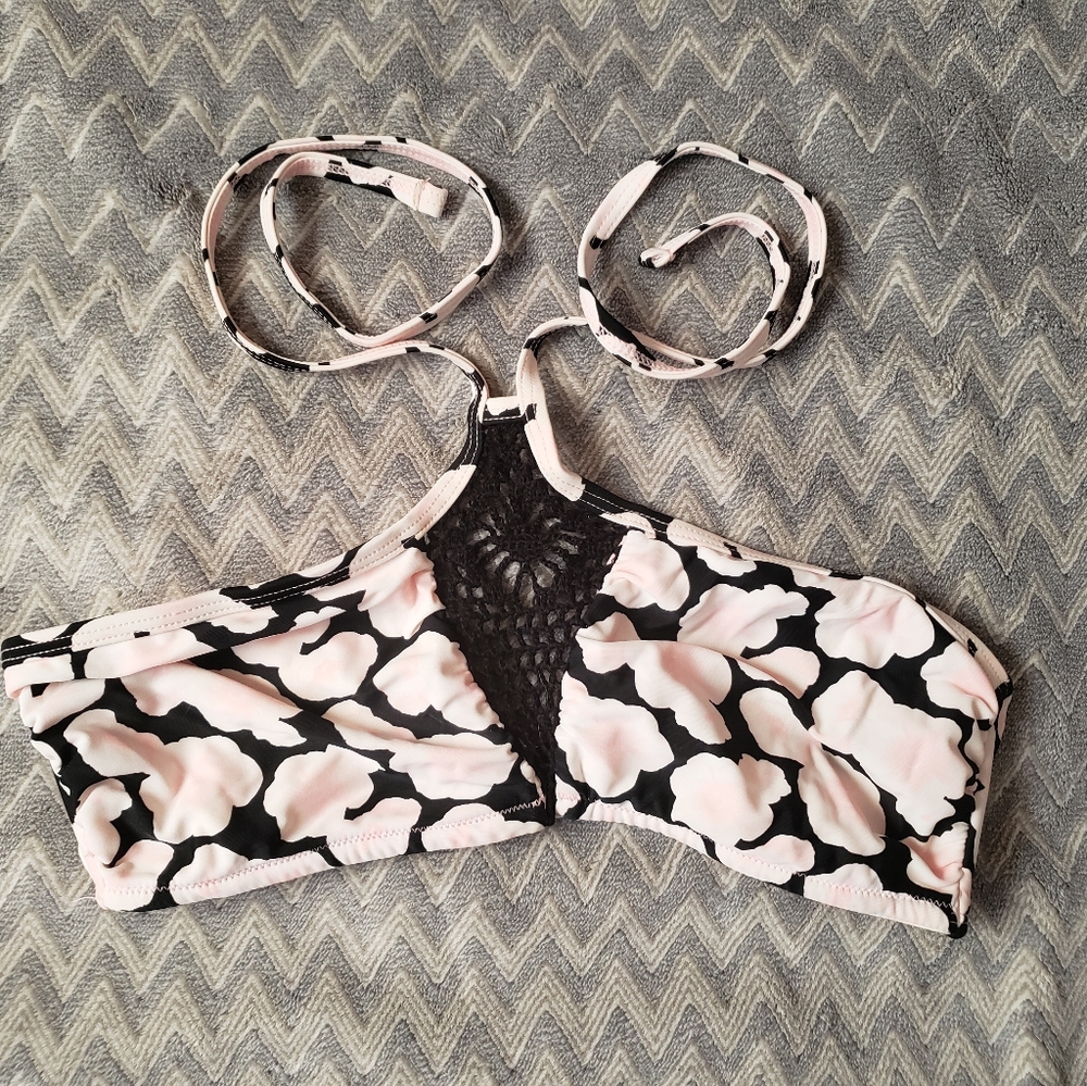 ⏰️LAST CHANCE⏰️Crotched detail bikini top